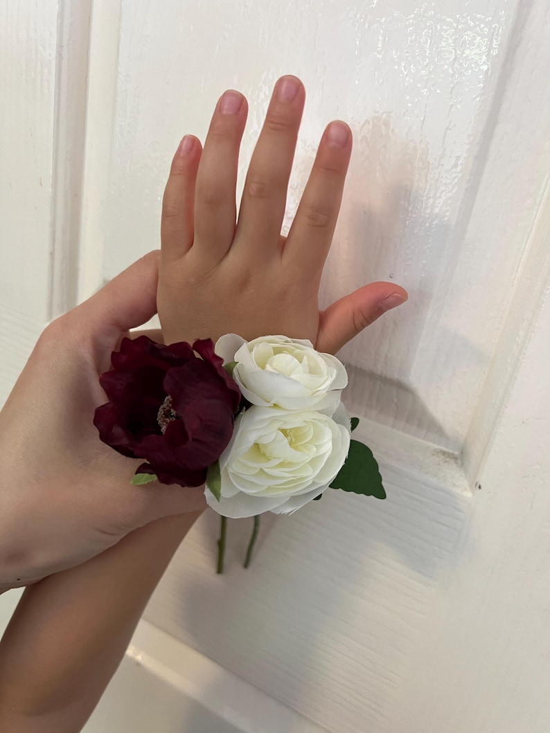 Bouquet da sposa con calle bianche e bordeaux, stile moderno e minimalista. immagine 11