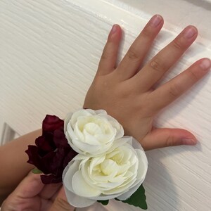 Bouquet da sposa con calle bianche e bordeaux, stile moderno e minimalista. immagine 12