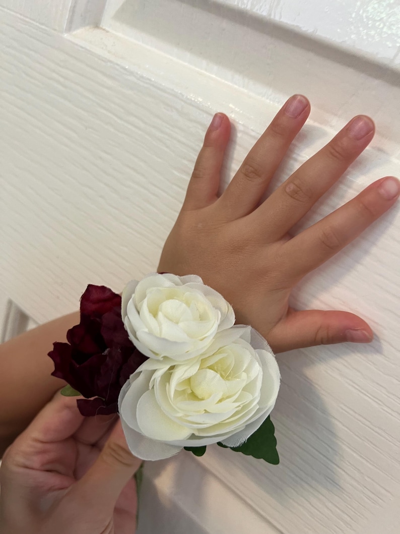 Bouquet da sposa con calle bianche e bordeaux, stile moderno e minimalista. immagine 12