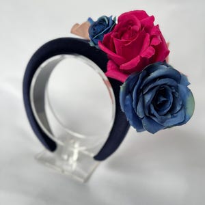 Fascia per capelli con fiori blu navy magenta rosa fascia per capelli imbottita in velluto blu navy per invitati a nozze copricapo blu navy per primavera ascot fascia per capelli con fiori