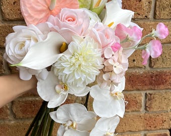 Ramo de flores de seda en cascada, de color rosa pálido y blanco: rosas blancas, dalias, calas, anturios y guisantes de olor, orquídea y amaranto.
