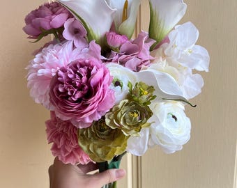 Pastellrosa weißer Moosgrün zierlicher Seidenblumenstrauß, altrosa Ranunkel, rosa Dahlie, Wicke, Bougainvillea, romantischer niedlicher Strauß