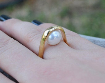Pierścionek typu „Upside Down Pearl Statement” | Nowoczesny wzór platerowany 18-karatowym złotem | Niepowtarzalny prezent dla niej | Elegancka biżuteria na co dzień