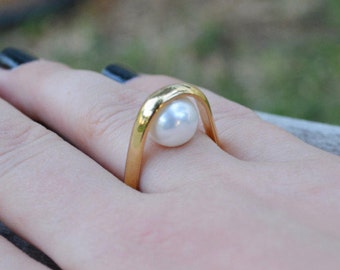 Anello con perla rovesciata / Design moderno placcato in oro 18 carati