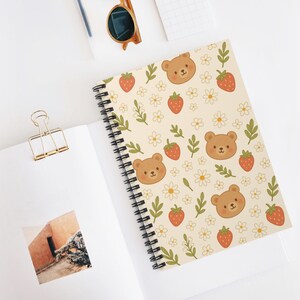 Joli journal ours aux fraises, cahier marguerite kawaii, journal à spirales cottagecore, cadeau de papeterie esthétique, fournitures scolaires mignonnes
