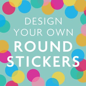 Könnte beinhalten: Türkisfarbener Hintergrund mit dem weißen Text "DESIGN YOUR OWN ROUND STICKERS". Bunte, durchscheinende Kreise in Gelb-, Rosa-, Blau- und Grüntönen sind um den Text herum verstreut und erzeugen ein verspieltes Design.