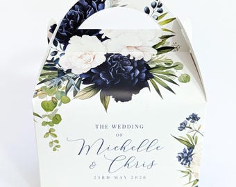 Puede incluir: Caja de regalo blanca con asa, decorada con arreglos florales en azul marino y blanco. La caja lleva impresas las palabras "The Wedding of Michelle & Chris" y la fecha "23rd May 2026".