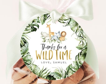 Peut inclure: Une étiquette de faveur ronde sur le thème de la jungle verte. Elle représente une girafe, un lion et un singe avec le texte "Thanks for a WILD TIME, LOVE, SAMUEL".