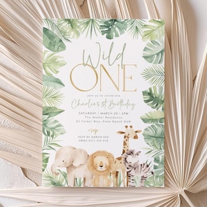 Könnte beinhalten: Eine grüne und goldene Dschungel-Motto-Einladung zum ersten Geburtstag mit dem Text "Wild One" und einer Illustration von Löwe, Giraffe und Elefant. Die Einladung enthält den Text "Join us to celebrate Charlie's 1st Birthday" und Details zur Party.