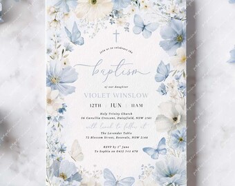 Puede incluir: Una tarjeta de invitación de bautizo con un diseño floral en tonos azules y blancos. La tarjeta presenta el nombre "VIOLET WINSLOW" y los detalles del evento. La tarjeta está rodeada de flores azules y mariposas.