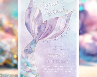 Può includere: Invito per una festa di compleanno a tema sirena con un design ad acquerello. L'invito presenta una coda di sirena viola e blu, il testo "Splish Splash" e i dettagli per il 6° compleanno di Harper.