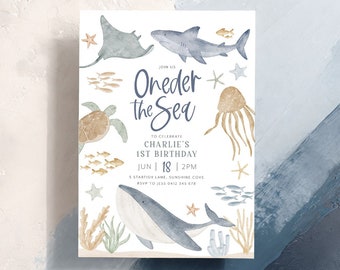 Puede incluir: Una tarjeta de invitación azul y blanca con el texto "Oneder the Sea" e ilustraciones de criaturas marinas, incluyendo una ballena, un tiburón, una tortuga y una medusa. La invitación es para una fiesta de primer cumpleaños.