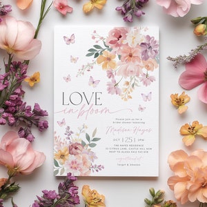 Op de afbeelding: Een bloemige bruidsdoucheinvitatie met vlinders en de tekst "LOVE in bloom" en "Madison Hayes". De uitnodiging is versierd met aquarelbloemen in roze, gele en paarse tinten.