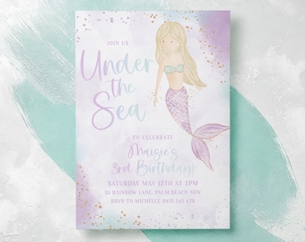 Può includere: Un invito di compleanno a tema sirena con sfondo acquerello nei toni del viola e del verde acqua. L'invito recita "Join Us Under the Sea" e include i dettagli per una festa del 3° compleanno, tra cui data, ora e luogo.