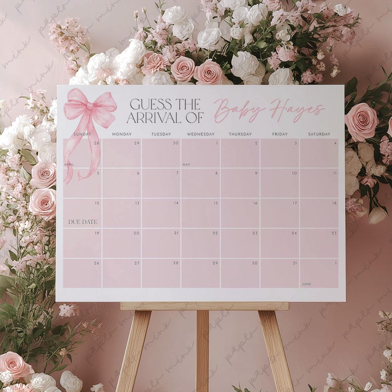 Pode incluir: Um calend&aacute;rio rosa com um la&ccedil;o rosa no canto superior esquerdo. O calend&aacute;rio &eacute; intitulado "Adivinhe a chegada do Baby Hayes". O calend&aacute;rio &eacute; para os meses de mar&ccedil;o e abril.