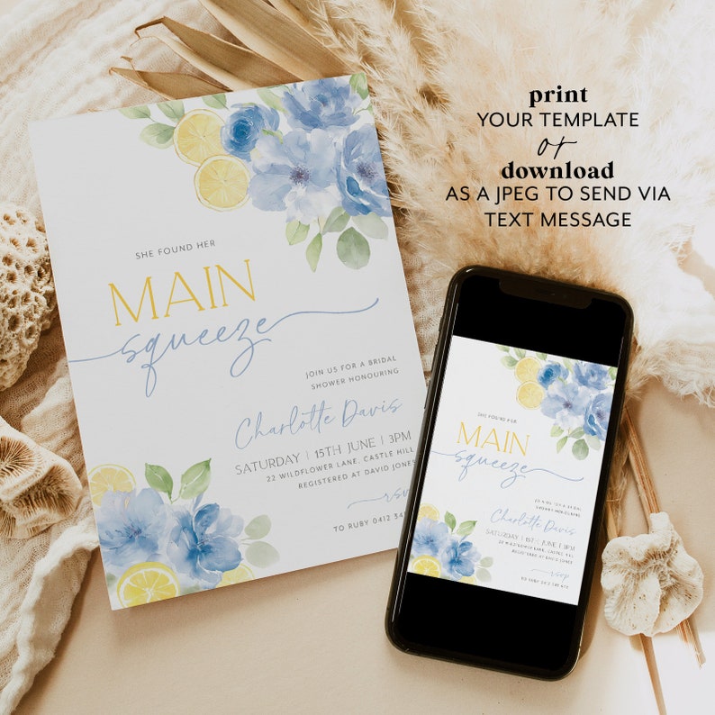 Puede incluir: Una invitaci&oacute;n imprimible para una despedida de soltera con un dise&ntilde;o de acuarela de limones y flores azules. El texto dice "She found her Main Squeeze" e incluye el nombre de la novia, la fecha, la hora y el lugar.