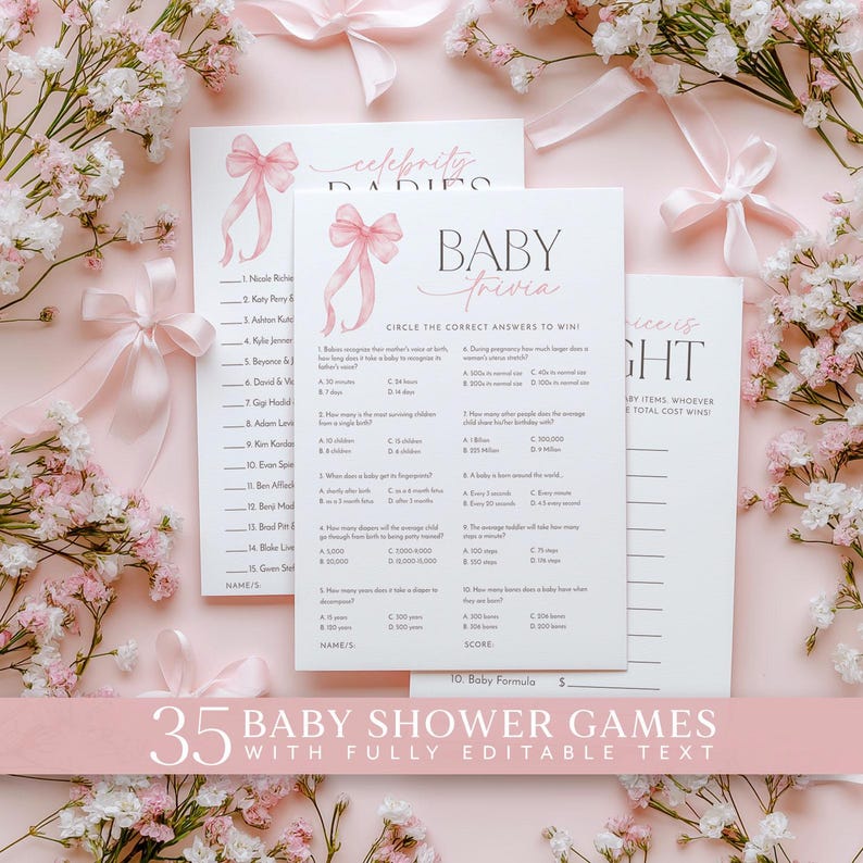 K&ouml;nnte beinhalten: Ein Set aus drei rosa und wei&szlig;en Babyparty-Spielkarten mit dem Text "Celebrity Babies", "Baby Trivia" und "Price is Right". Die Karten sind mit rosa Schleifen und Blumen verziert.
