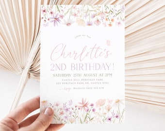 Könnte beinhalten: Eine florale Geburtstagseinladung zum 2. Geburtstag von Charlotte. Die Einladung zeigt eine Aquarell-Illustration von rosa, lila und weißen Blumen mit Schmetterlingen. Der Text lautet: "Feiert mit uns Charlottes 2. Geburtstag! Samstag, 25. August um 14:00 Uhr Castle Hill Heritage Park 222 Heritage Park Dr. Castle Hill RSVP Michelle 0412 345 678"