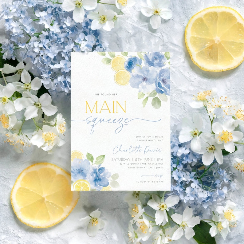 Puede incluir: Una invitaci&oacute;n a una despedida de soltera con un dise&ntilde;o de acuarela de limones y flores azules. El texto de la invitaci&oacute;n dice "She found her main squeeze" e incluye el nombre de la novia, la fecha, la hora y el lugar.