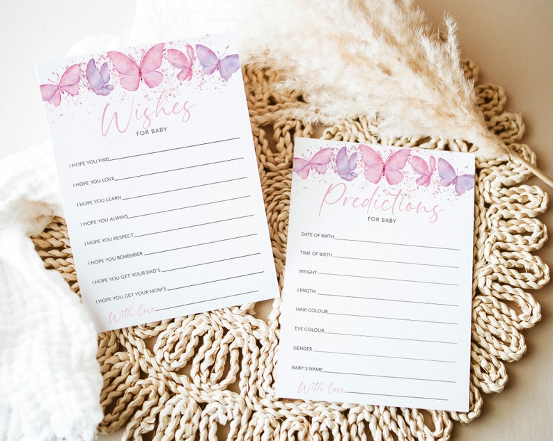 Op de afbeelding: Twee printbare kaarten met een aquarel-vlinderontwerp. De eerste kaart heeft de tekst "Wensen voor baby" en bevat prompts om wensen te schrijven voor een pasgeboren baby. De tweede kaart heeft de tekst "Voorspellingen voor baby" en bevat prompts om de geboortegegevens van de baby te voorspellen.