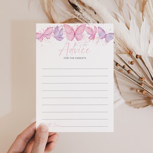 Op de afbeelding: Een witte kaart met een roze en paarse aquarel vlinder rand. De kaart zegt "Advies voor de ouders" en heeft lijnen om op te schrijven.