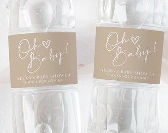 Könnte beinhalten: Zwei durchsichtige Plastikwasserflaschen mit braunen Etiketten. Die Etiketten haben weißen Text, der "Oh Baby!" mit einem Herzsymbol sagt. Der Text darunter sagt "Alexa's Baby Shower Danke fürs Kommen!"