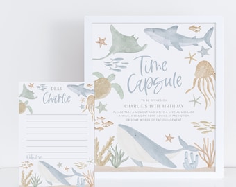 Può includere: Un'illustrazione ad acquerello di una capsula del tempo con una balena blu, uno squalo, una tartaruga e una medusa. Il testo sulla carta recita "Time Capsule" e "Da aprire per il 18° compleanno di Charlie".