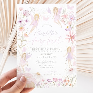 K&ouml;nnte beinhalten: Eine wei&szlig;e Einladungskarte mit einem floralen Design mit Feen und Schmetterlingen. Der Text auf der Karte lautet: "Feiert mit uns Charlottes ersten Feen-Geburtstag! Samstag, 25. Juli | 14:00 Uhr, Charlottes Haus, 45 Flower Lane, Feengarten, RSVP an Michelle 0412 345 678".