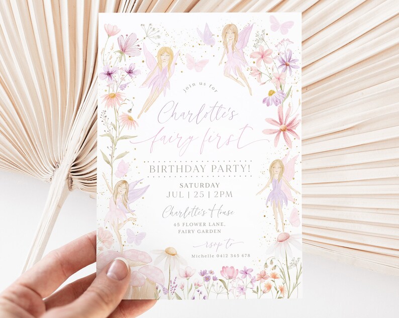 K&ouml;nnte beinhalten: Eine wei&szlig;e Einladungskarte mit einem floralen Design mit Feen und Schmetterlingen. Der Text auf der Karte lautet: "Feiert mit uns Charlottes ersten Feen-Geburtstag! Samstag, 25. Juli | 14:00 Uhr, Charlottes Haus, 45 Flower Lane, Feengarten, RSVP an Michelle 0412 345 678".