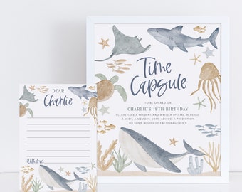 Può includere: Un'illustrazione ad acquerello blu e marrone di una balena, una tartaruga, uno squalo, una medusa e una stella marina. Il testo "Time Capsule" è scritto in blu con le parole "To be opened on Charlie's 18th Birthday" sotto. È inclusa una scheda con il testo "Dear Charlie" e righe per scrivere.