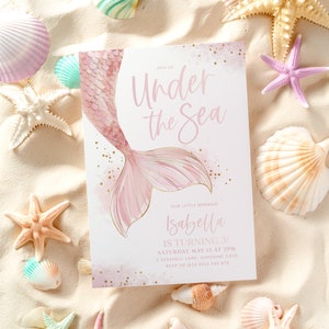 K&ouml;nnte beinhalten: Eine Illustration eines rosafarbenen und goldenen Meerjungfrauen-Schwanzes mit dem Text "Join us Under the Sea" und "Our little mermaid Isabella is turning 3! Saturday May 15 at 2PM 5 Seashell Lane, Sunshine Cove RSVP to Jess 0412 345 678".