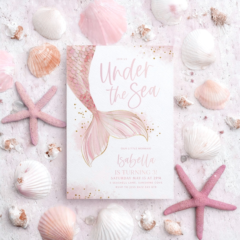 K&ouml;nnte beinhalten: Eine Illustration eines rosafarbenen und goldenen Meerjungfrauen-Schwanzes mit dem Text "Join us Under the Sea" und "Our little mermaid Isabella is turning 3!" Die Einladung enth&auml;lt das Datum, die Uhrzeit und den Ort der Party.