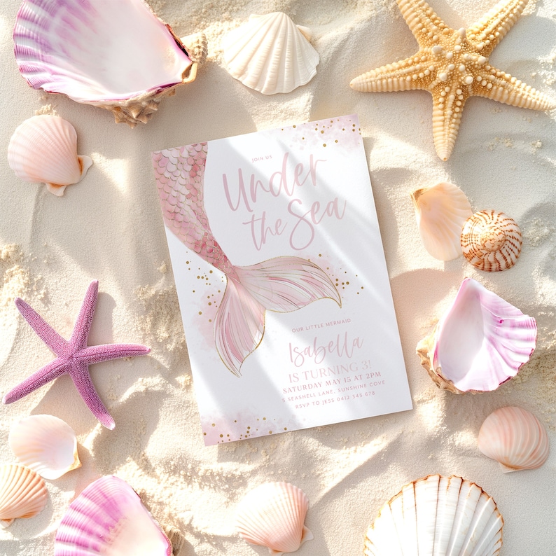 K&ouml;nnte beinhalten: Eine Illustration einer rosafarbenen und goldenen Meerjungfrauenflosse mit dem Text "Under the Sea" und "Our Little Mermaid Isabella is turning 3!" auf wei&szlig;em Hintergrund. Die Einladung enth&auml;lt Datum, Uhrzeit und Ort der Party.