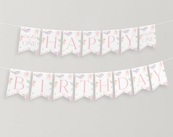 Peut inclure: Une bannière rose et blanche sur le thème de la mer. La bannière dit "Happy Birthday" avec un drapeau séparé qui dit "Camila One". Les drapeaux ont un fond blanc avec des illustrations d'encre rose, violette et bleue de baleines, méduses et poulpes.
