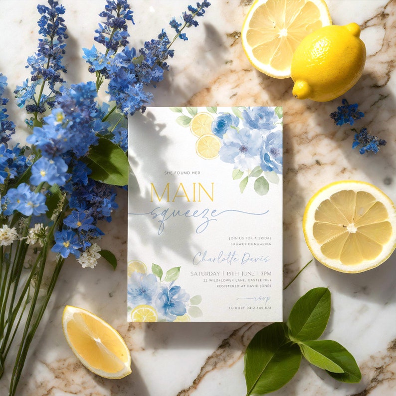 Puede incluir: Una invitaci&oacute;n de ducha nupcial azul y amarilla con flores y limones de acuarela. El texto dice "She found her main squeeze" e incluye el nombre de la novia, la fecha, la hora y la ubicaci&oacute;n.