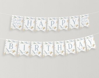 Peut inclure: Une bannière blanche et bleue avec les mots "Happy Birthday" et "One Under the Sea" en bleu. La bannière est décorée de créatures marines comme des étoiles de mer, des hippocampes et des méduses.