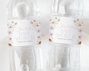 Può includere: Due bottiglie d'acqua in plastica trasparente con etichette a motivi floreali che recitano "Charlotte's Baby Shower Grazie per essere venuto!"