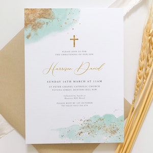 Può includere: Un invito a battesimo in acquerello blu chiaro e oro con una croce dorata e il testo "Vi preghiamo di unirvi a noi per il battesimo di nostro figlio Harrison David. Domenica 16 marzo alle 11:00. Chiesa cattolica San Pietro Chanel. Futuna Street, Hunters Hill NSW. Seguito da pranzo all'Hunters Hill Hotel. Si prega di confermare la presenza entro il 1° ottobre a Sally 9412 345 678."