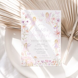 K&ouml;nnte beinhalten: Eine Aquarell-Einladung zu einer Geburtstagsfeier zum Thema Feen. Die Einladung zeigt ein fantasievolles Design mit Feen, Blumen und Schmetterlingen. Der Text lautet "Charlotte's fairy first birthday party! Saturday, July 1 2:51 PM, Charlotte's House, 45 Flower Lane, Fairy Garden, RSVP to..."