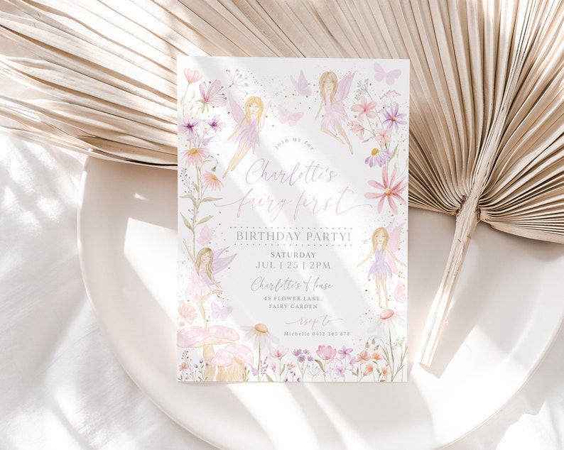 K&ouml;nnte beinhalten: Eine Aquarell-Einladung zu einer Geburtstagsfeier zum Thema Feen. Die Einladung zeigt ein fantasievolles Design mit Feen, Blumen und Schmetterlingen. Der Text lautet "Charlotte's fairy first birthday party! Saturday, July 1 2:51 PM, Charlotte's House, 45 Flower Lane, Fairy Garden, RSVP to..."