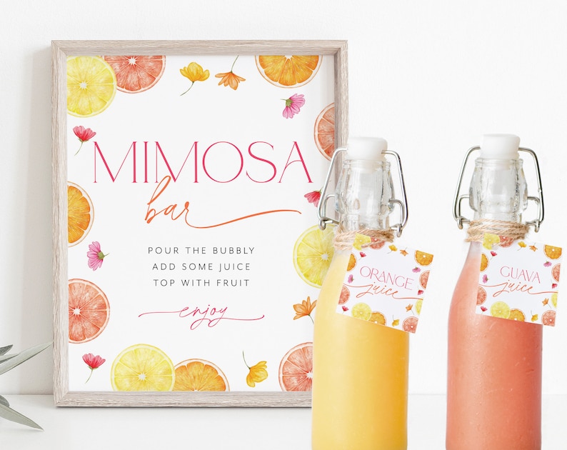 Pu&ograve; includere: Un cartello stampabile che dice "MIMOSA bar" con un design ad acquerello di limoni e arance. Il cartello dice anche "Versa il frizzante, aggiungi del succo, guarnisci con frutta, goditi". Due bottiglie di vetro con etichette che dicono "Succo d'arancia" e "Succo di guava" sono in primo piano.
