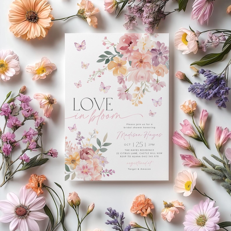 Op de afbeelding: Een bloemige bruidsdouche-uitnodiging met de tekst "LOVE in bloom" en de naam "Madison Hayes". De uitnodiging is versierd met roze, gele en paarse bloemen en vlinders.