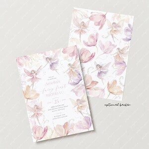 Op de afbeelding: Een roze en paarse uitnodiging voor een eerste verjaardagsfeestje met een fee&euml;n-thema, met een aquarel achtergrond. De uitnodiging heeft een delicaat bloemenpatroon met fee&euml;n die tussen de bloemen vliegen. De tekst luidt "Vier met ons Amelia's eerste fee&euml;n-verjaardag".