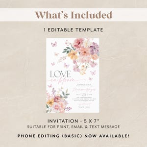 Op de afbeelding: Een afdrukbare bruidsdouche-uitnodiging met een bloemenontwerp. De uitnodiging bevat een aquarel-illustratie van roze, paarse en gele bloemen met vlinders. De tekst "LOVE in bloom" staat bovenaan de uitnodiging. De uitnodiging is 5 inch bij 7 inch.