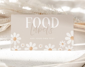Op de afbeelding: Een beige kaart met de tekst "FOOD Labels" en "ADD YOUR OWN TEXT" in wit. De kaart is versierd met witte madeliefjes met gele centra.