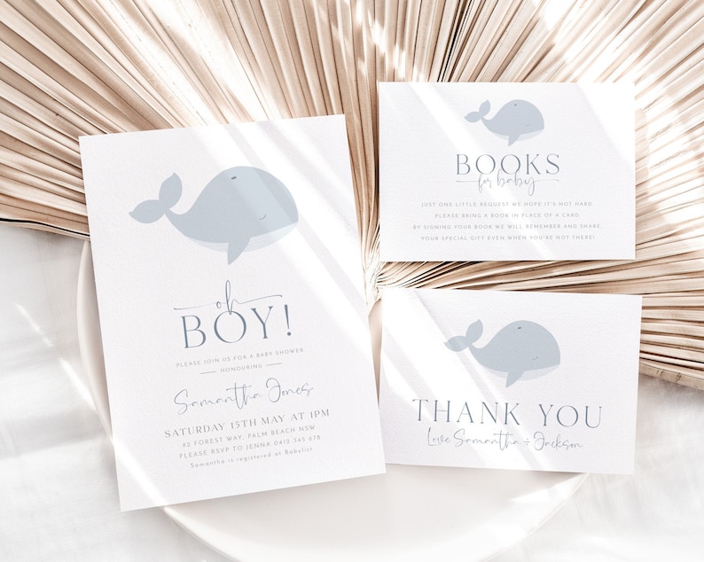 Op de afbeelding: Een set briefpapier voor een babyshower met een lichtblauwe walvisillustratie. De set bevat een uitnodiging met de tekst "Oh Boy!", een kaart met het verzoek om boeken en een bedankkaart. De uitnodiging bevat de naam Samantha Jones en evenementdetails.