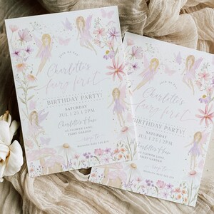 K&ouml;nnte beinhalten: Zwei wei&szlig;e Einladungskarten mit einem Feen-Thema. Die Karten zeigen eine Aquarell-Illustration von Feen, Blumen und Pilzen. Der Text auf den Karten lautet "Feiert mit uns Charlottes ersten Feen-Geburtstag! Samstag, 1. Juli 25 | 14:00 Uhr, Charlottes Haus, 45 Flower Lane, Feengarten, RSVP an Michelle 345 678".