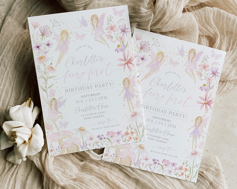 K&ouml;nnte beinhalten: Zwei wei&szlig;e Einladungskarten mit einem Feen-Thema. Die Karten zeigen eine Aquarell-Illustration von Feen, Blumen und Pilzen. Der Text auf den Karten lautet "Feiert mit uns Charlottes ersten Feen-Geburtstag! Samstag, 1. Juli 25 | 14:00 Uhr, Charlottes Haus, 45 Flower Lane, Feengarten, RSVP an Michelle 345 678".