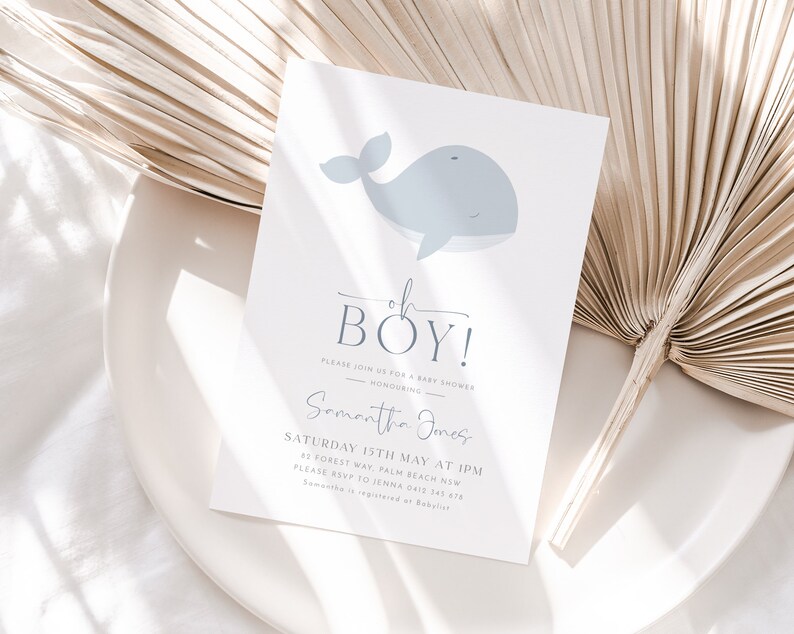 Op de afbeelding: Een uitnodiging voor een babyshower met een lichtblauwe walvisillustratie. De tekst luidt "Oh Boy!" en bevat details over het evenement, zoals datum, tijd en locatie. De uitnodiging staat op een witte achtergrond.