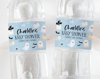 Puede incluir: Dos botellas de agua de plástico transparente con etiquetas azules y blancas. Las etiquetas presentan un tema de fantasmas con el texto "Baby Shower de Charlotte" y "¡Gracias por venir!"